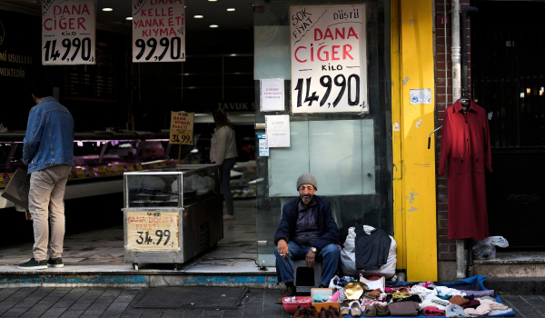 Η Τουρκία μπαίνει σε τριετές «μνημόνιο» λόγω πληθωρισμού 70%