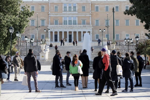 Η Ελλάδα αναπτύσσεται, οι Έλληνες φτωχαίνουν: Οι FT «λύνουν» τον γρίφο