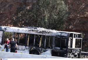 Θεσσαλονίκη: Λαμπάδιασε λεωφορείο του ΟΑΣΘ στη μέση του δρόμου