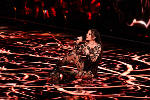 Eurovision 2024: Ένας θρόνος από κλαδιά για την Ιταλίδα Angelina Mango στον τελικό (βίντεο)