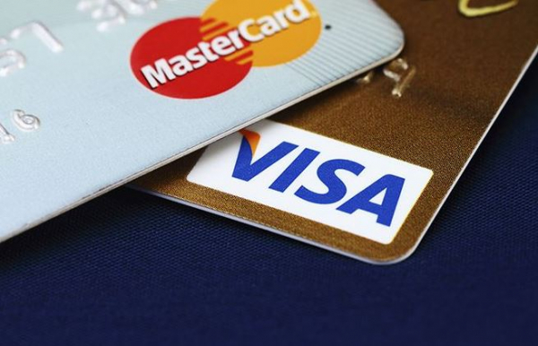 Ο Ζελένσκι θέλει Visa και MasterCard να απαγορεύσουν τη λειτουργία των καρτών τους στη Ρωσία