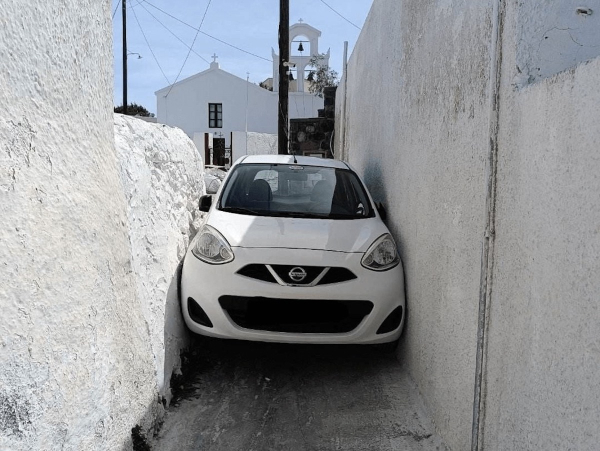 Σαντορίνη: Αυτοκίνητο «σφήνωσε» σε στενό δρομάκι