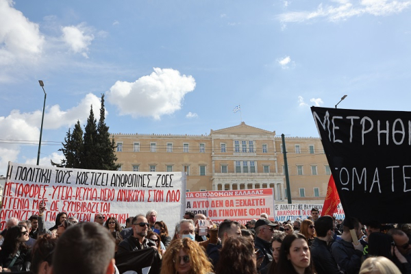 Σύνταγμα: Σε εξέλιξη το μαζικό συλλαλητήριο για την τραγωδία στα Τέμπη