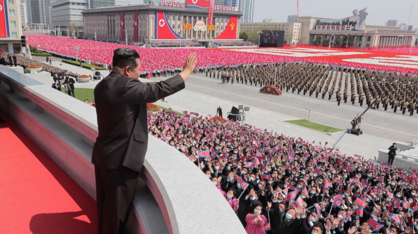 Βόρεια Κορέα: Νυχτερινή παρέλαση υπερπαραγωγή για τα 90 χρόνια από την ίδρυση του στρατού της χώρας