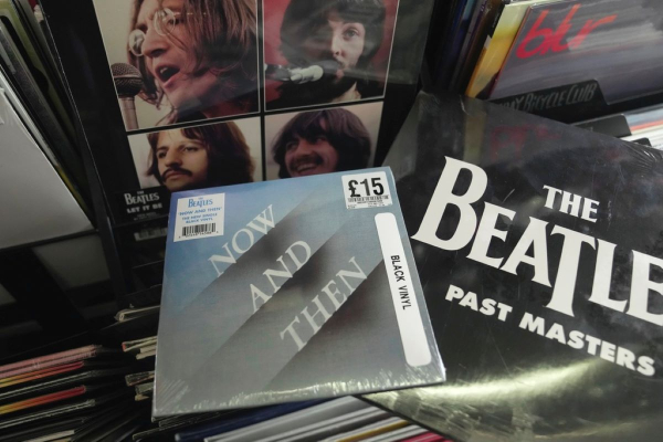 Beatles: Ξανά μετά 54 χρόνια στην κορυφή των βρετανικών τσαρτ με το «Now and Then»