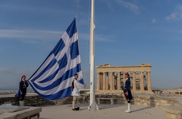 25η Μαρτίου: Δέος κατά την έπαρση της σημαίας στην Ακρόπολη (βίντεο, εικόνες)