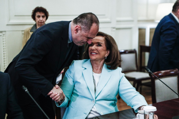 Ο Γεραπετρίτης «αδειάζει» στη Βουλή τη Ντόρα Μπακογιάννη για το Κόσοβο