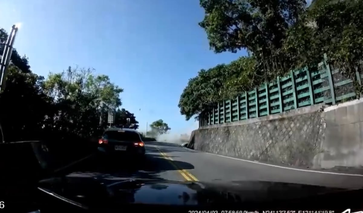 Δεν είναι σκηνή από video game - Βράχοι χτυπούν οχήματα μετά τα 7,4 Ρίχτερ στην Ταϊβάν (βίντεο)