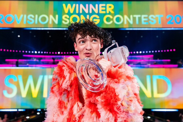 Eurovision 2024: Ο νικητής Nemo έσπασε το βραβείο στην απονομή – «Θέλει φτιάξιμο όπως και ο διαγωνισμός»