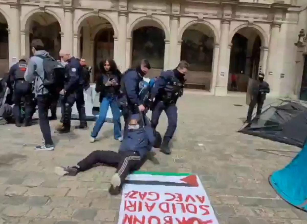 Απίστευτες εικόνες από το πανεπιστήμιο της Σορβόννης: Αστυνομικοί διαλύουν βίαια την κατάληψη των φοιτητών (Βίντεο)