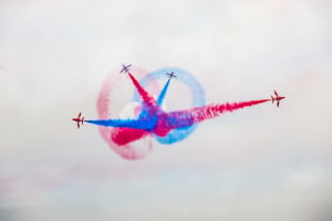 Φαντασμαγορική επίδειξη από τα αεροσκάφη της ομάδας «Red Arrows» στο Π. Φάληρο