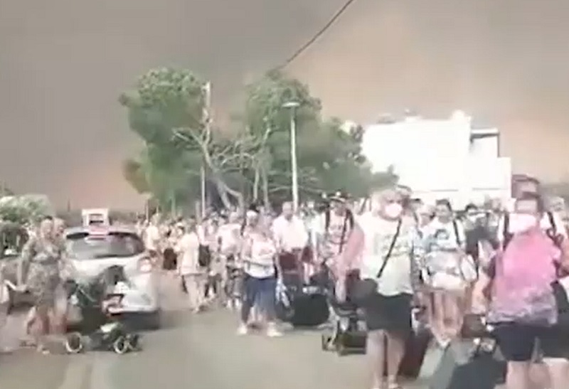 Τουρισμός για κανέναν: Οι φωτιές ξεσπούν μία μία στην Ελλάδα & ο τουρισμός περνάει μία από τις μεγαλύτερες κρίσεις του 2 rodos, ροδος φωτια, φωτια τουριστεσ, φωτια σημερα, φωτια τωρα