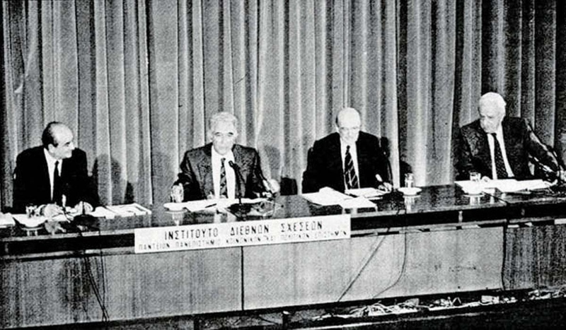 1990: Το πρώτο άτυπο ντιμπέιτ, debate, ντιμπειτ