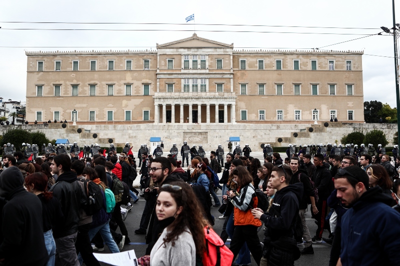 Αλέξης Γρηγορόπουλος, Πανό, Συνθήματα