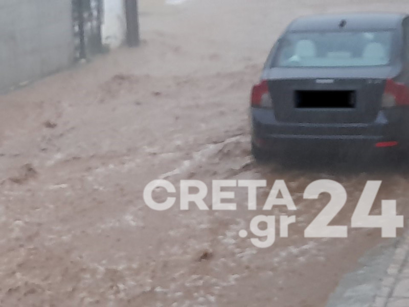 Πλημμυρισμένος δρόμος στην Αγία Πελαγία Ηρακλείου Κρήτης εξαιτίας της κακοκαιρίας.