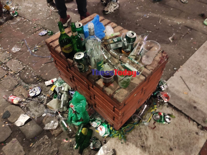 Σκουπίδια παντού στα Λαδάδικατην Τσικνοπέμπτη
