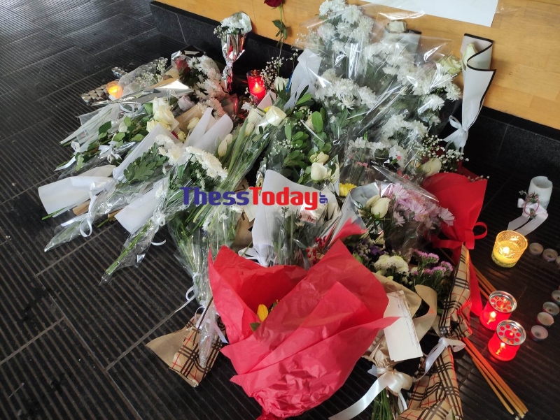 Λουλούδια στον ΟΣΕ στη Θεσσαλονίκη για την τραγωδία στα Τέμπη