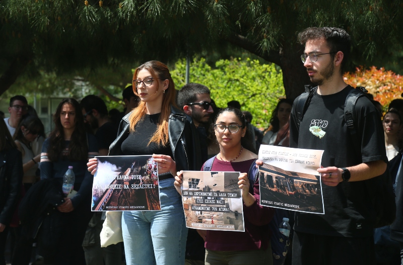 Συγκίνηση στο ΑΠΘ: Μνημείο για τους νεκρούς φοιτητές στα Τέμπη 