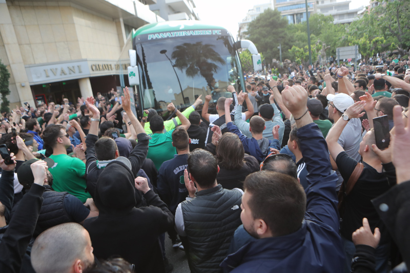 Παναθηναϊκός: Χιλιάδες οπαδοί αποθέωσαν το «τριφύλλι» πριν το ντέρμπι (Εικόνες) 5 pao-di.jpg