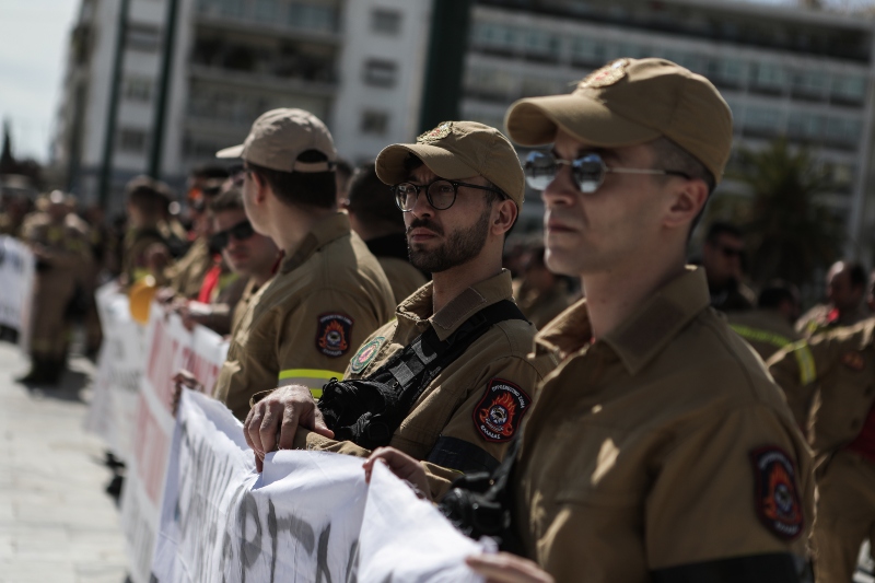 Συγκέντρωση διαμαρτυρίας εποχικών πυροσβεστών στο Σύνταγμα