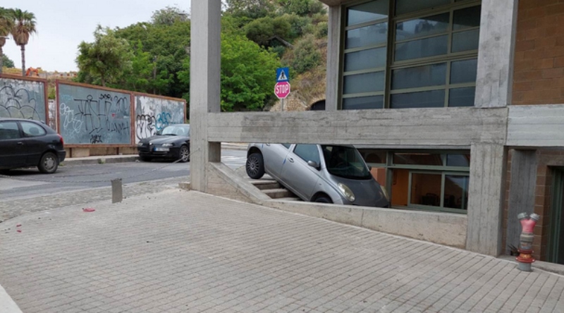 Ηράκλειο: Αυτοκίνητο έκανε «είσοδο» σε Πολιτιστικό Κέντρο από τις… σκάλες