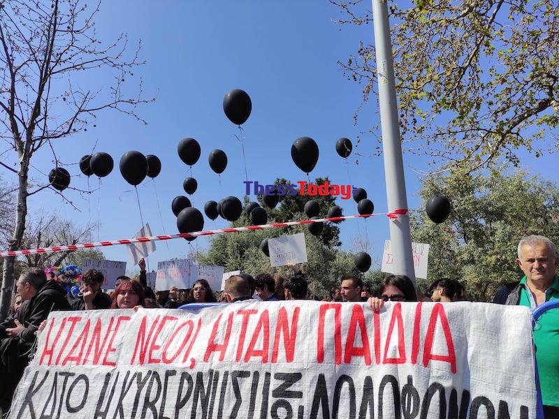 Τέμπη, πανό, Θεσσαλονίκη, παρέλαση, 25η Μαρτίου, σιδηροδρομικό δυστύχημα