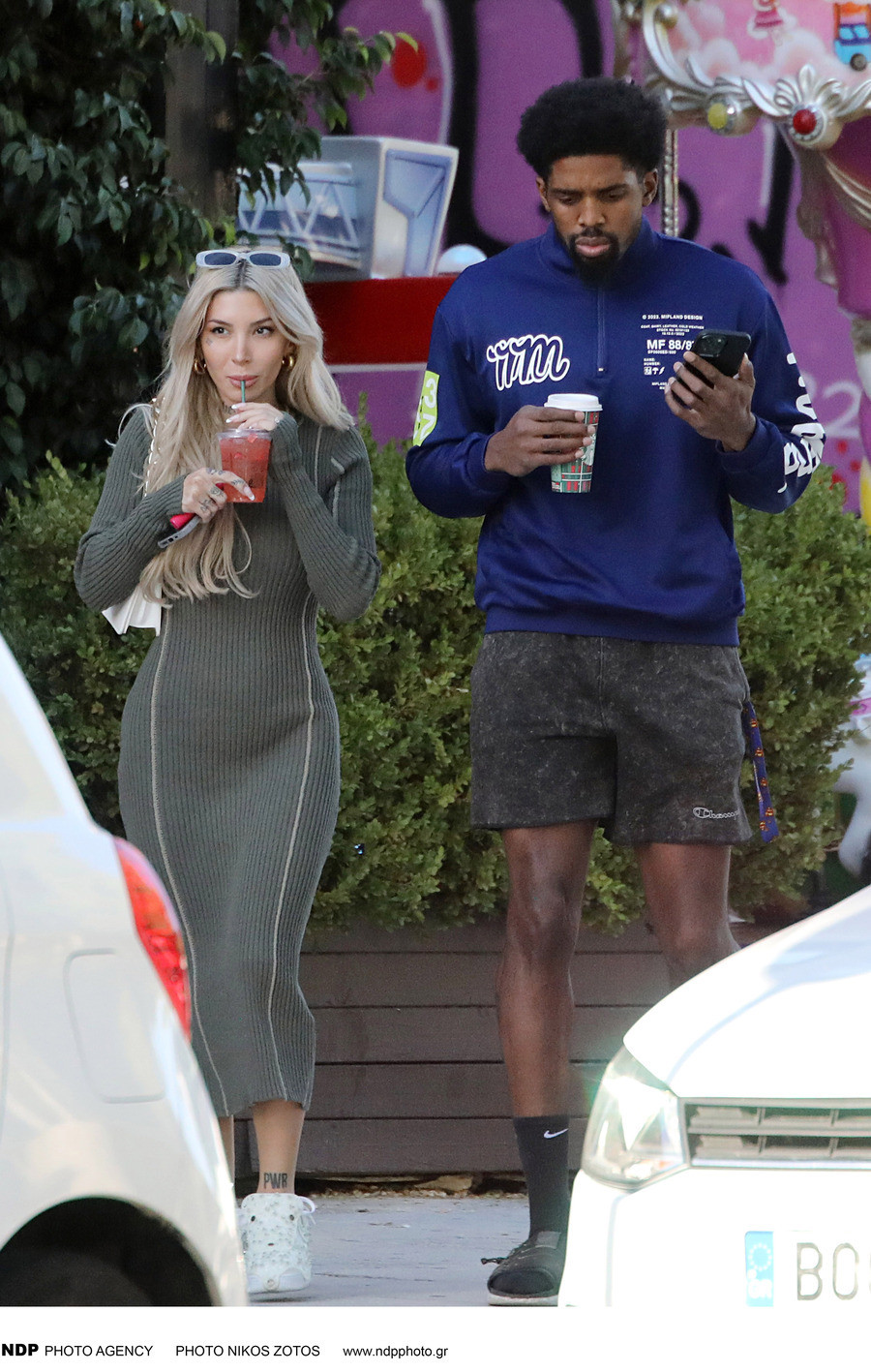 Βόλτα στη Γλυφάδα με την εντυπωσιακή σύντροφό του (Φωτογραφίες) 4 Mckissic_51b67.jpg