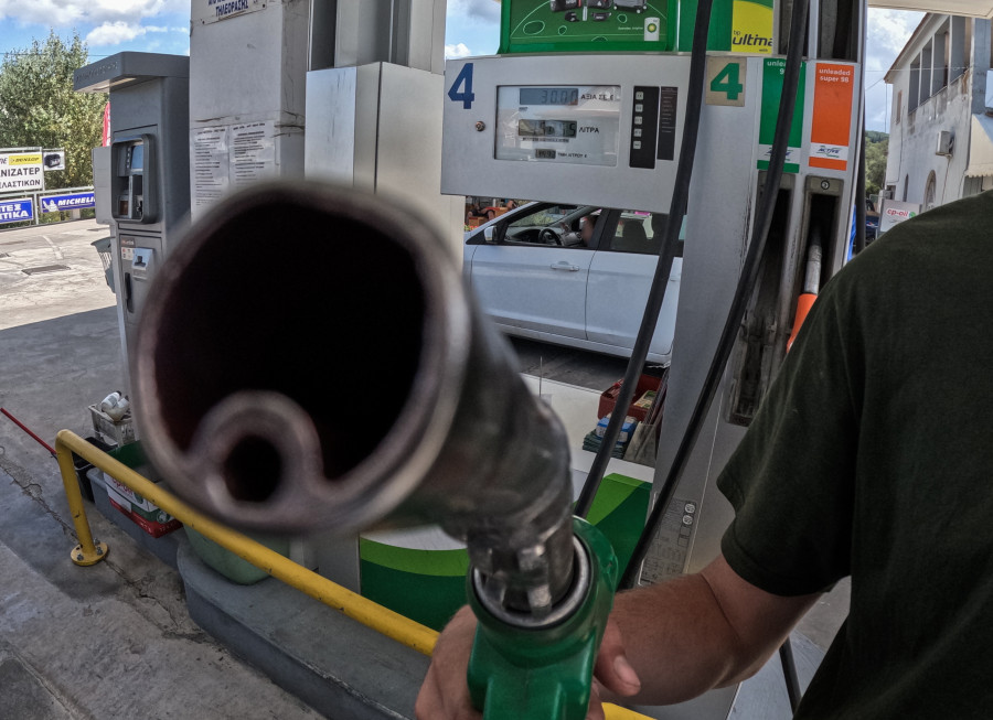 βενζίνη τιμη, αυξηση στη βενζινη, ποτε θα πεσει η βενζινη