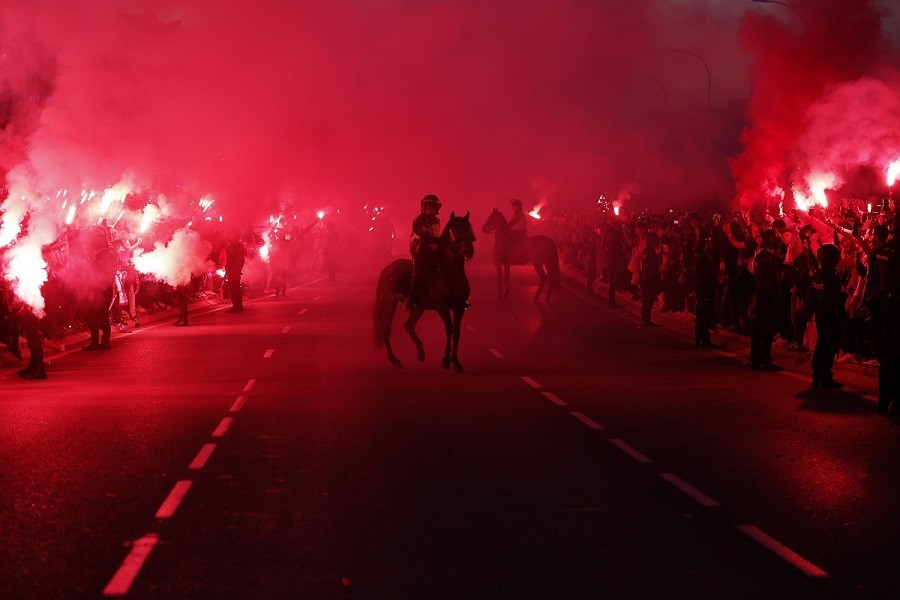 «Κόκκινη» η Μαδρίτη από τα καπνογόνα – Η υποδοχή της Ατλέτικο (Βίντεο) 1 _2_754eb.jpg