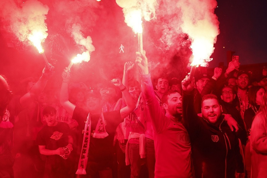 «Κόκκινη» η Μαδρίτη από τα καπνογόνα – Η υποδοχή της Ατλέτικο (Βίντεο) 2 _3_59c2f.jpg