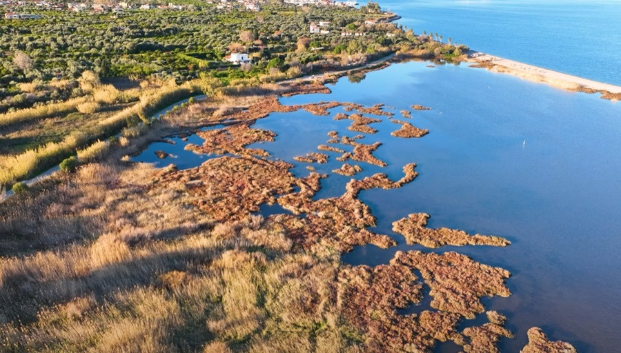 https://www.ieidiseis.gr/images/uploads/2024/03/29/limnothalassa_e62e1.jpg