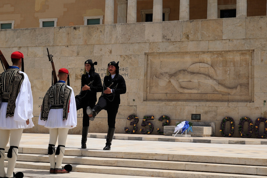 eyzones-syntagma-stoles-pontos-02_8195b.jpg