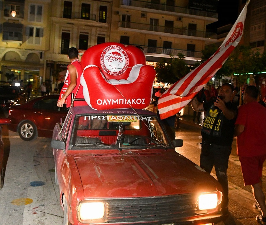 Στους δρόμους όλη η Ελλάδα για τον θρίαμβο του Ολυμπιακού (εικόνες, βίντεο) 8 πατρα ολυμπιακος πανηγυρισμοι
