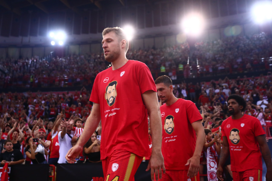 Δάκρυσε ο Πρίντεζης βλέποντας τη φανέλα του στον ουρανό του ΣΕΦ 22 6302464_9e4d5.jpg