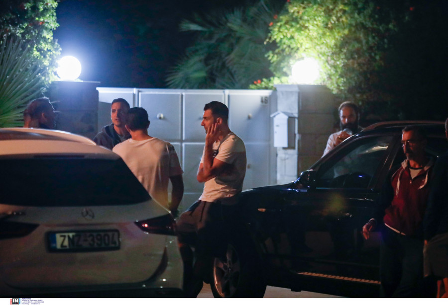Συντετριμμένοι παίκτες και παράγοντες του Παναθηναϊκού έξω από το σπίτι του 1 4410537_70234.jpg