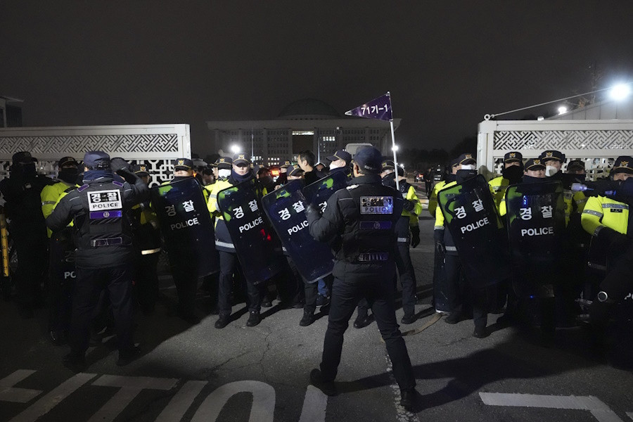 Νέες εικόνες από τις συγκρούσεις έξω από την Εθνοσυνέλευση