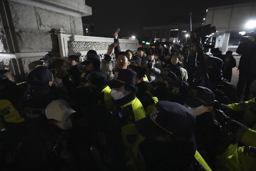 Νέες εικόνες από τις συγκρούσεις έξω από την Εθνοσυνέλευση