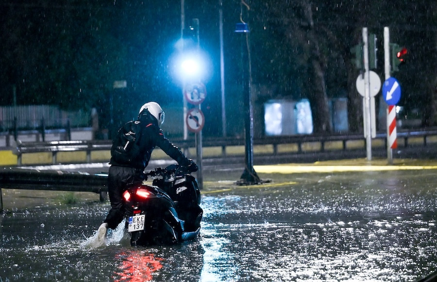 Έγινε ποτάμι η Παραλιακή – Κλειστή η Ποσειδώνος, πλημμύρισαν δρόμοι στα νότια προάστια