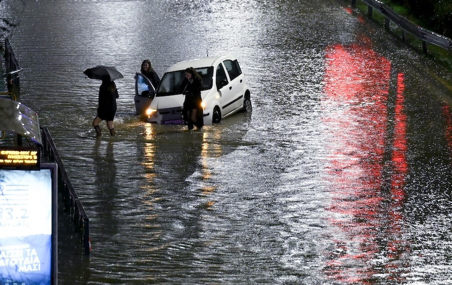 Έγινε ποτάμι η Παραλιακή – Κλειστή η Ποσειδώνος, πλημμύρισαν δρόμοι στα νότια προάστια