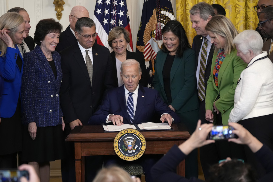 Joe_Biden_signs_b6493.jpg