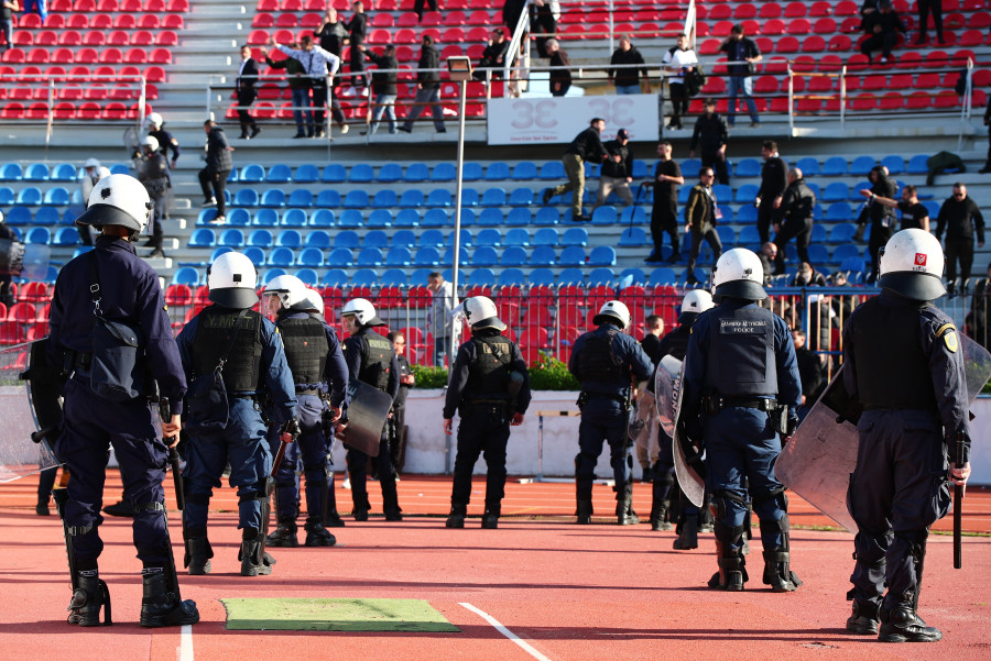Καλαμάτα: Σοβαρά επεισόδια μεταξύ οπαδών στη Νέα Σμύρνη (Εικόνες, Βίντεο) 2 6452767_7d679.jpg