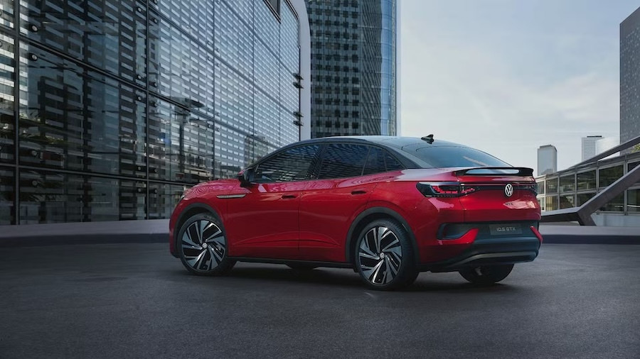 &Delta;&omicron;&kappa;&iota;&mu;ά&zeta;&omicron;&upsilon;&mu;&epsilon; &tau;&omicron; &eta;&lambda;&epsilon;&kappa;&tau;&rho;&iota;&kappa;ό Coupe-SUV VW ID.5 GTX &mu;&epsilon; &tau;&epsilon;&tau;&rho;&alpha;&kappa;ί&nu;&eta;&sigma;&eta; &kappa;&alpha;&iota; &kappa;&omicron;&rho;&upsilon;&phi;&alpha;ί&epsilon;&sigmaf; &epsilon;&pi;&iota;&delta;ό&sigma;&epsilon;&iota;&sigmaf;