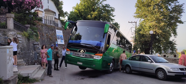 Πήλιο: Λεωφορείο του ΚΤΕΛ «σηκώθηκε στον αέρα»