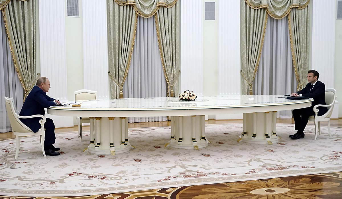Το μυστήριο με το τεράστιο τραπέζι του Πούτιν - Κοστίζει 85.000 λίρες, κατασκευάστηκε πριν από 25 χρόνια