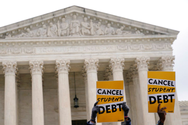 ΗΠΑ: Το Ανώτατο Δικαστήριο απειλεί με ακύρωση το μέτρο - σύμβολο του Μπάιντεν για τα φοιτητικά χρέη