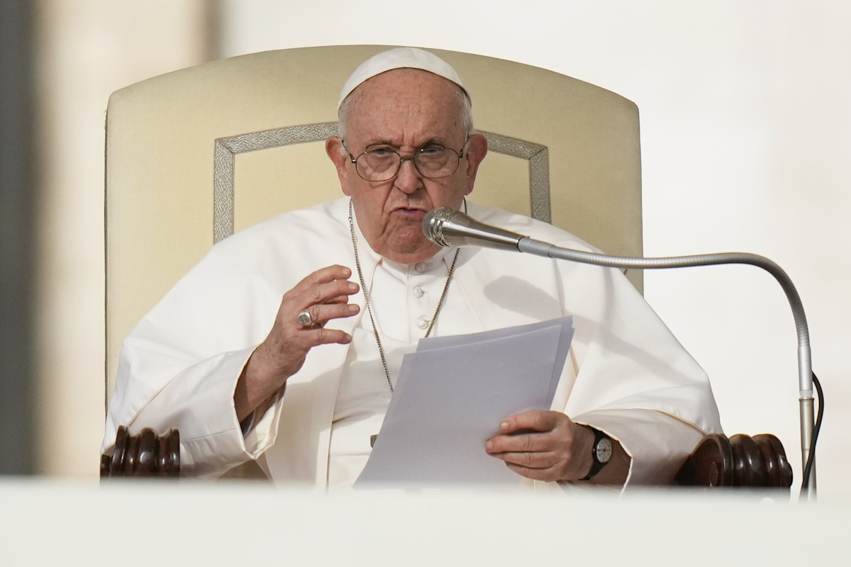 Βατικανό: Εγκρίνει ευλογίες για ομόφυλα ζευγάρια σε μια απόφαση-ορόσημο