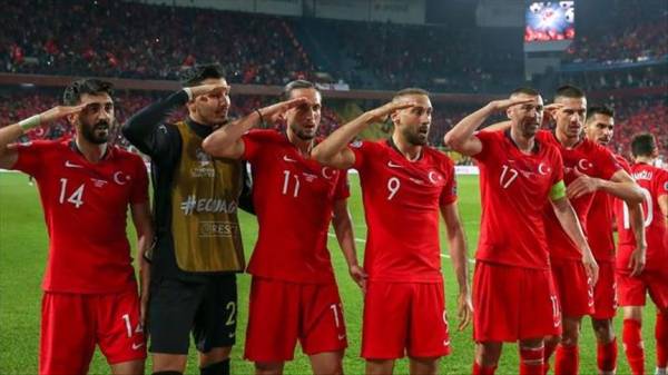ΣΟΚ! Στρατιωτικός χαιρετισμός από Τούρκους ποδοσφαιριστές ερευνάται από UEFA