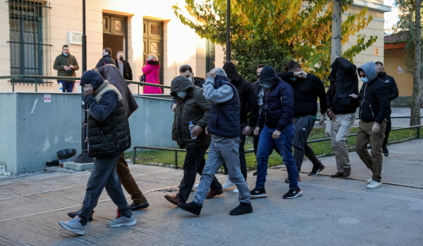 Απολογία αστυνομικών που κατηγορούνται για συμμετοχή σε κύκλωμα παράνομων ελληνοποιήσεων