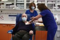 Εμβολιάστηκε ο πρώτος ηλικιωμένος στην Ελλάδα