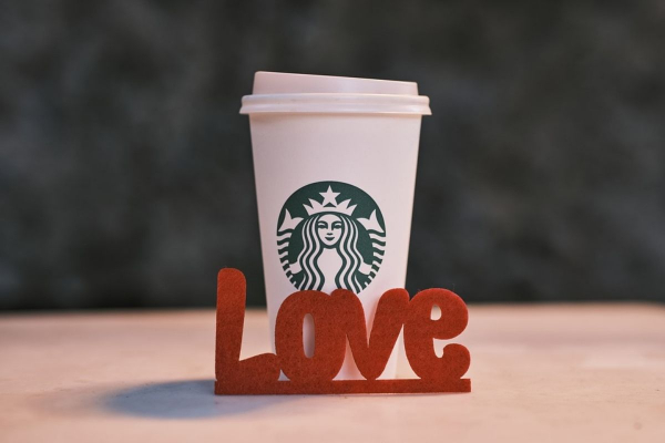 «Αν χρειάζεσαι βοήθεια, βγάλε το καπάκι»: Το viral μήνυμα πάνω σε ποτήρι Starbucks